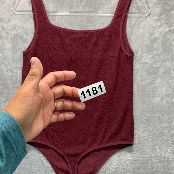 Babaton Red Textured Bodysuit Medium Sleeveless Square Neck Minimalist Aritzia - Picture 14 of 14